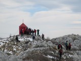 13. Okupljamo se oko njega, ali zbog bure nikome se neda zadržavati